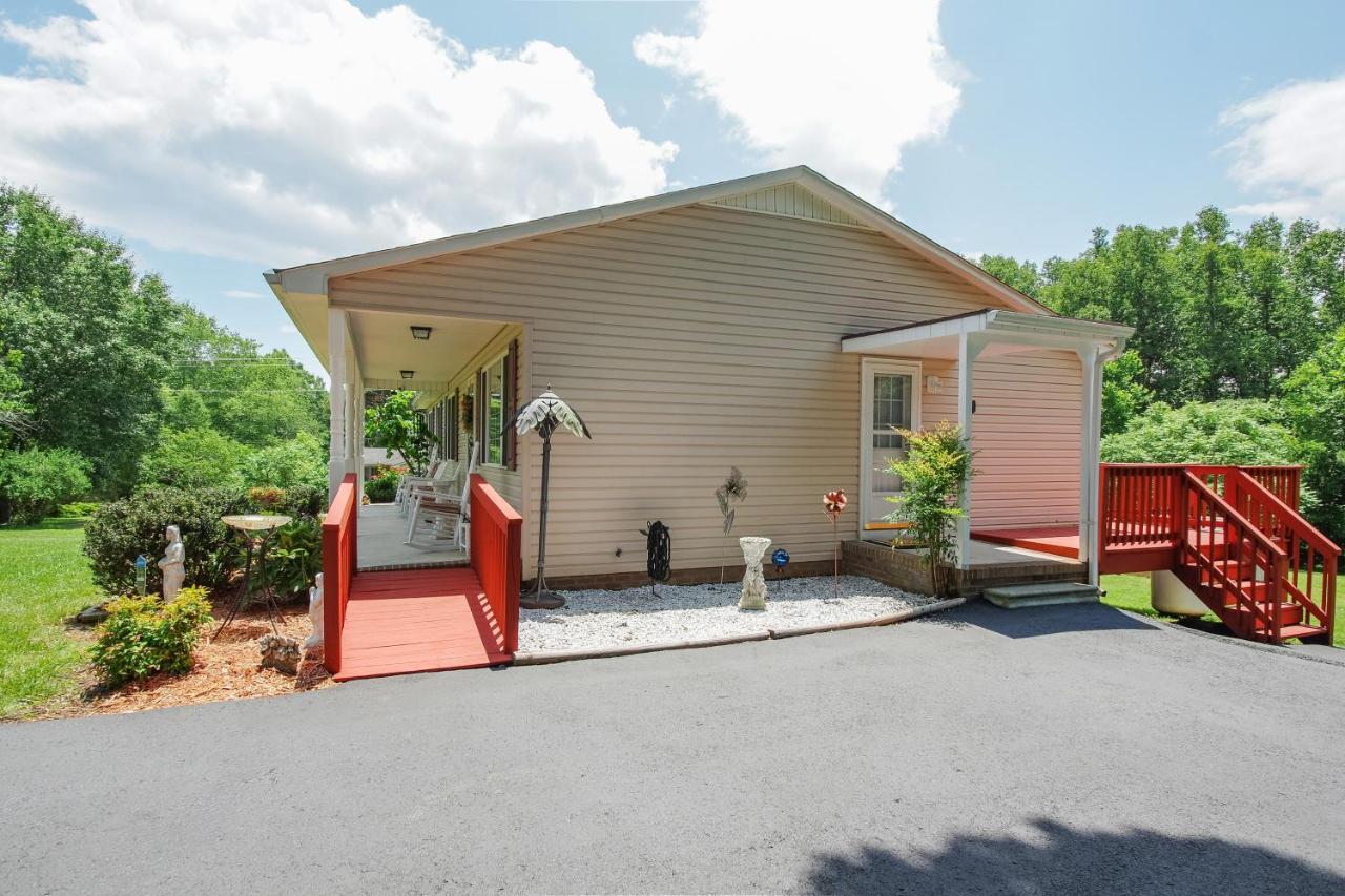 Chatham Getaway With Fireplace, Deck And Gas Grill! Exteriör bild