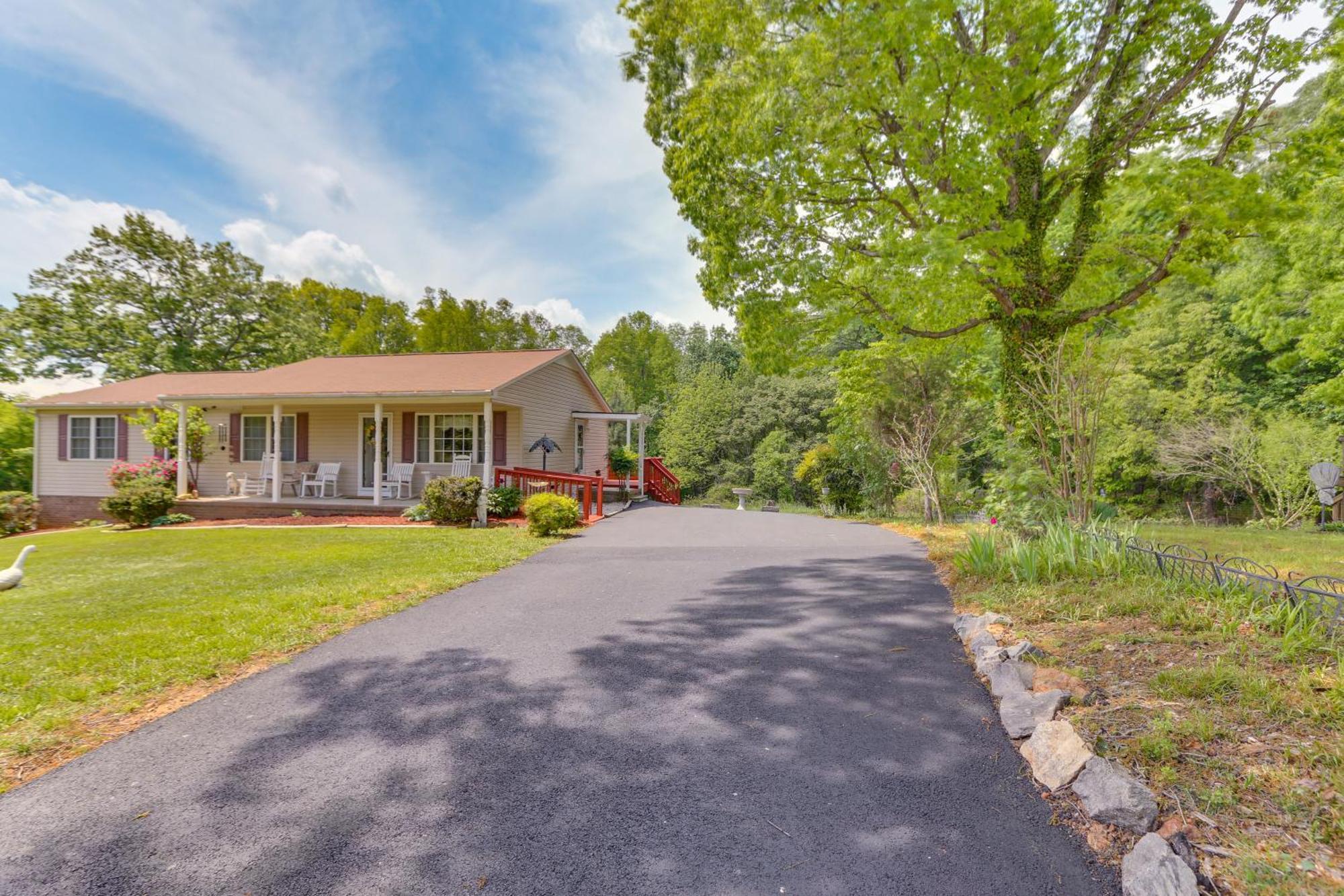 Chatham Getaway With Fireplace, Deck And Gas Grill! Exteriör bild